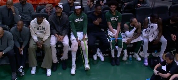 b体育官网登录-高兴不起来！雄鹿领先20+ 字母哥与众球员在替补席不见笑意